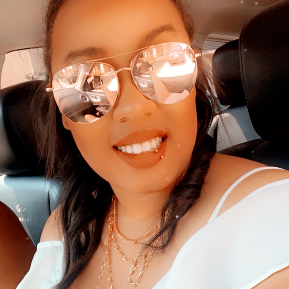 Meet your Posher, Danielle